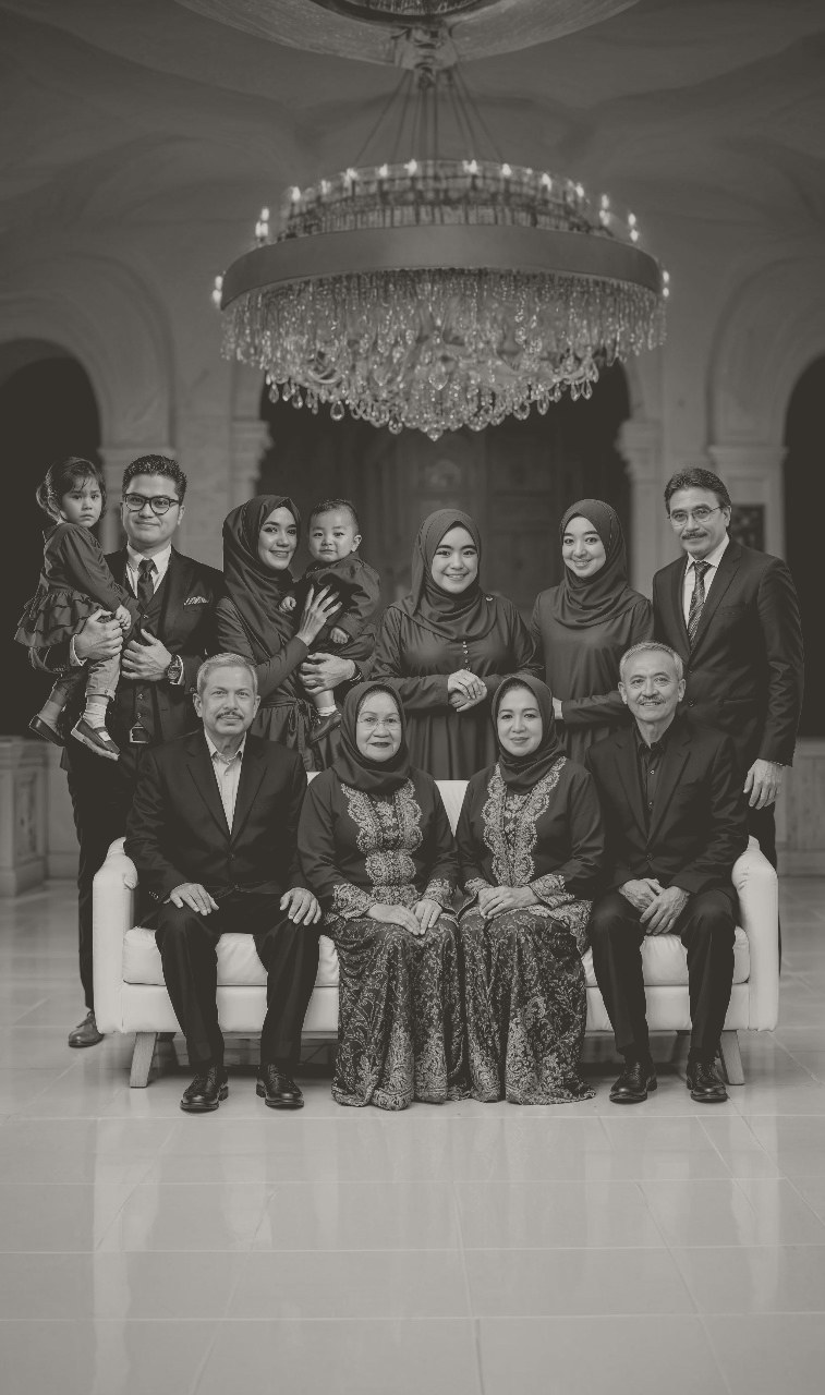 Sebelum Foto Keluarga Formal — Sebelum & Sesudah