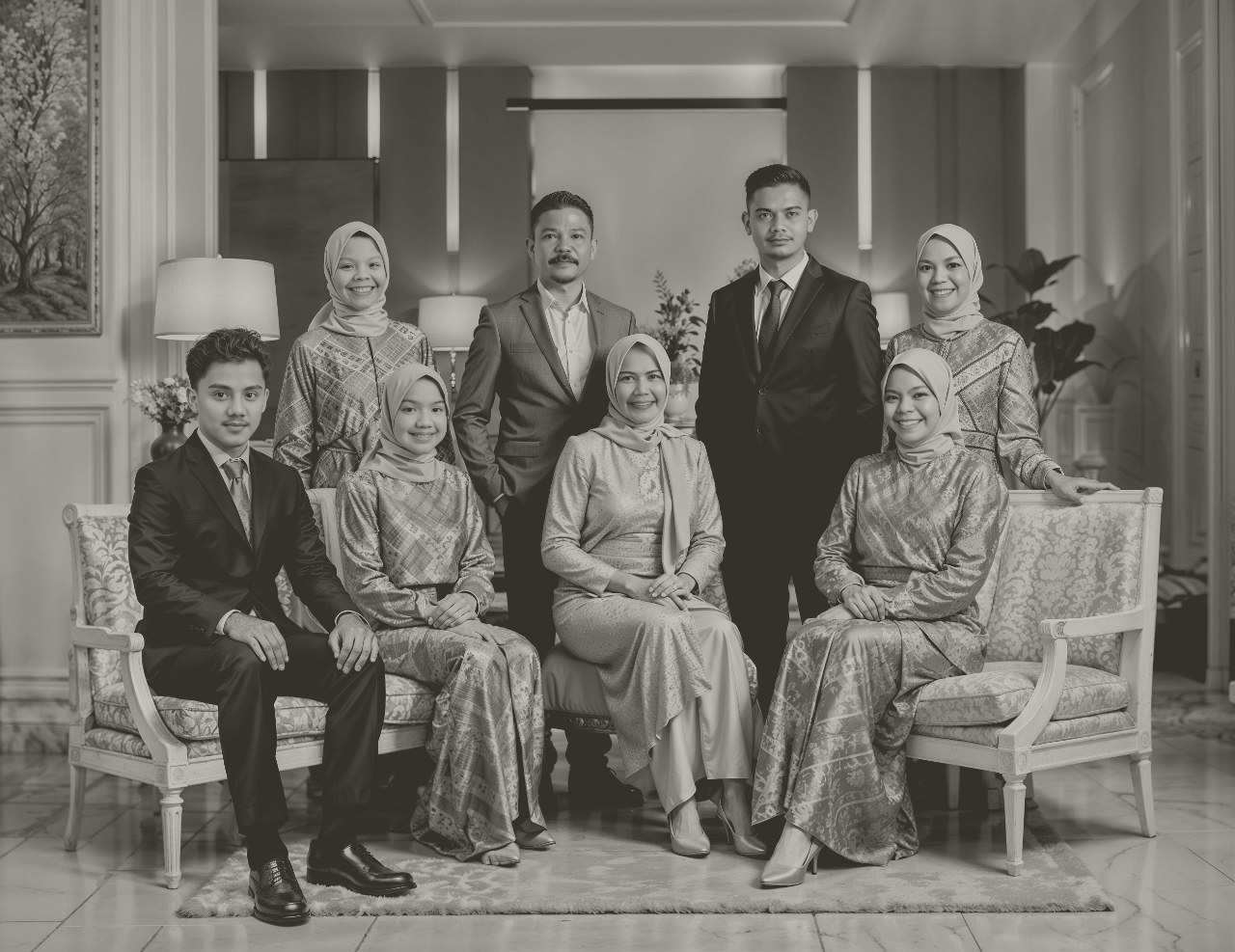 Sebelum Foto Keluarga Studio — Sebelum & Sesudah